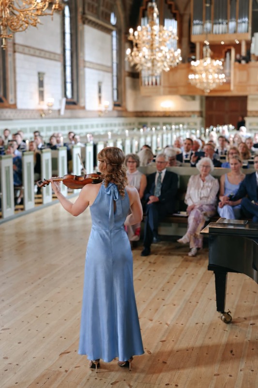 Ariadni spiller koncert i en kirke