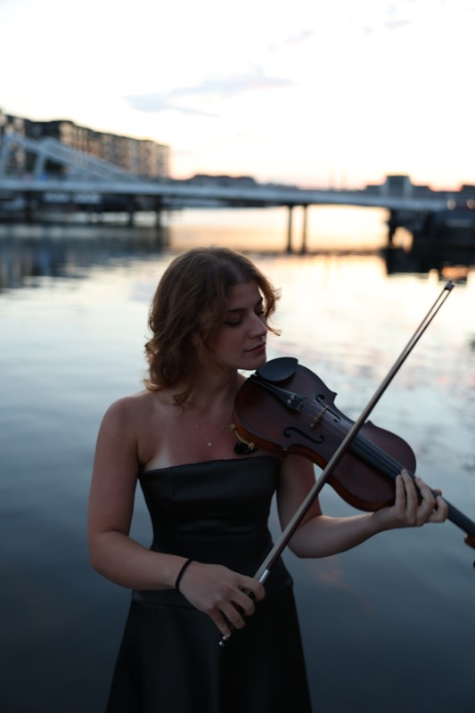 Ariadni spiller i en elegant sort kjole