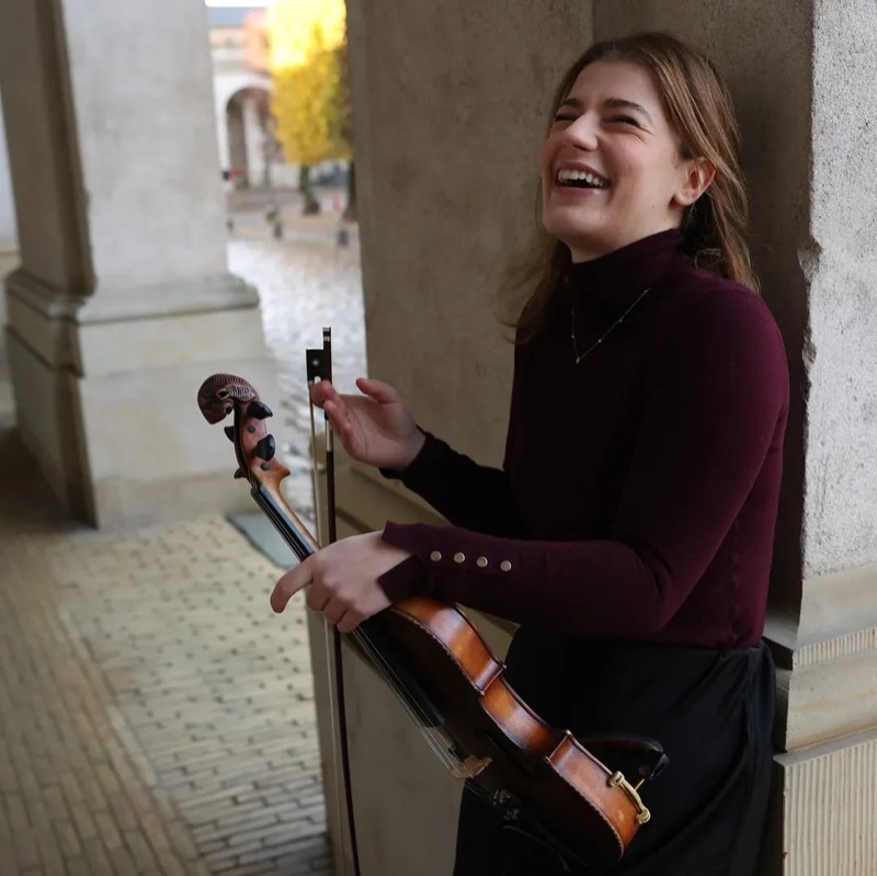 Ariadni griner med sin violin