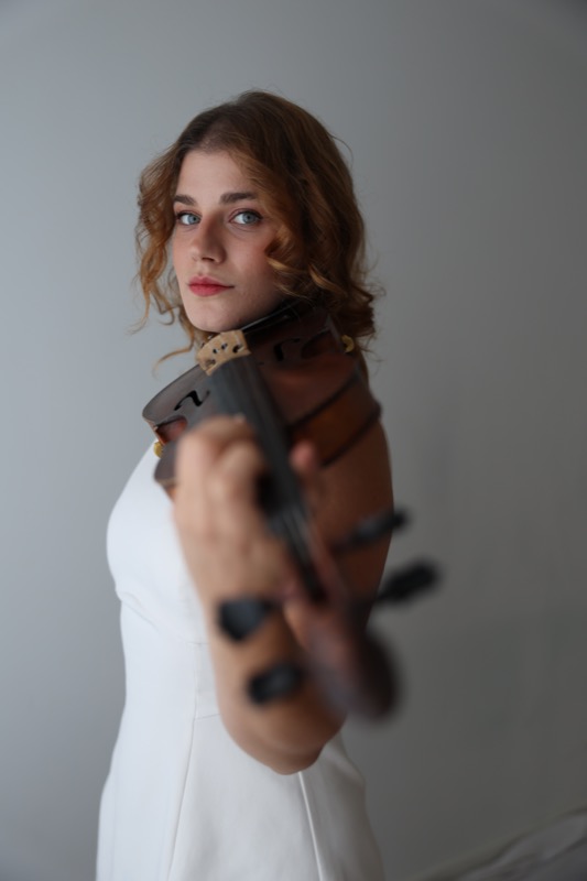 Portræt i hvid kjole med violin
